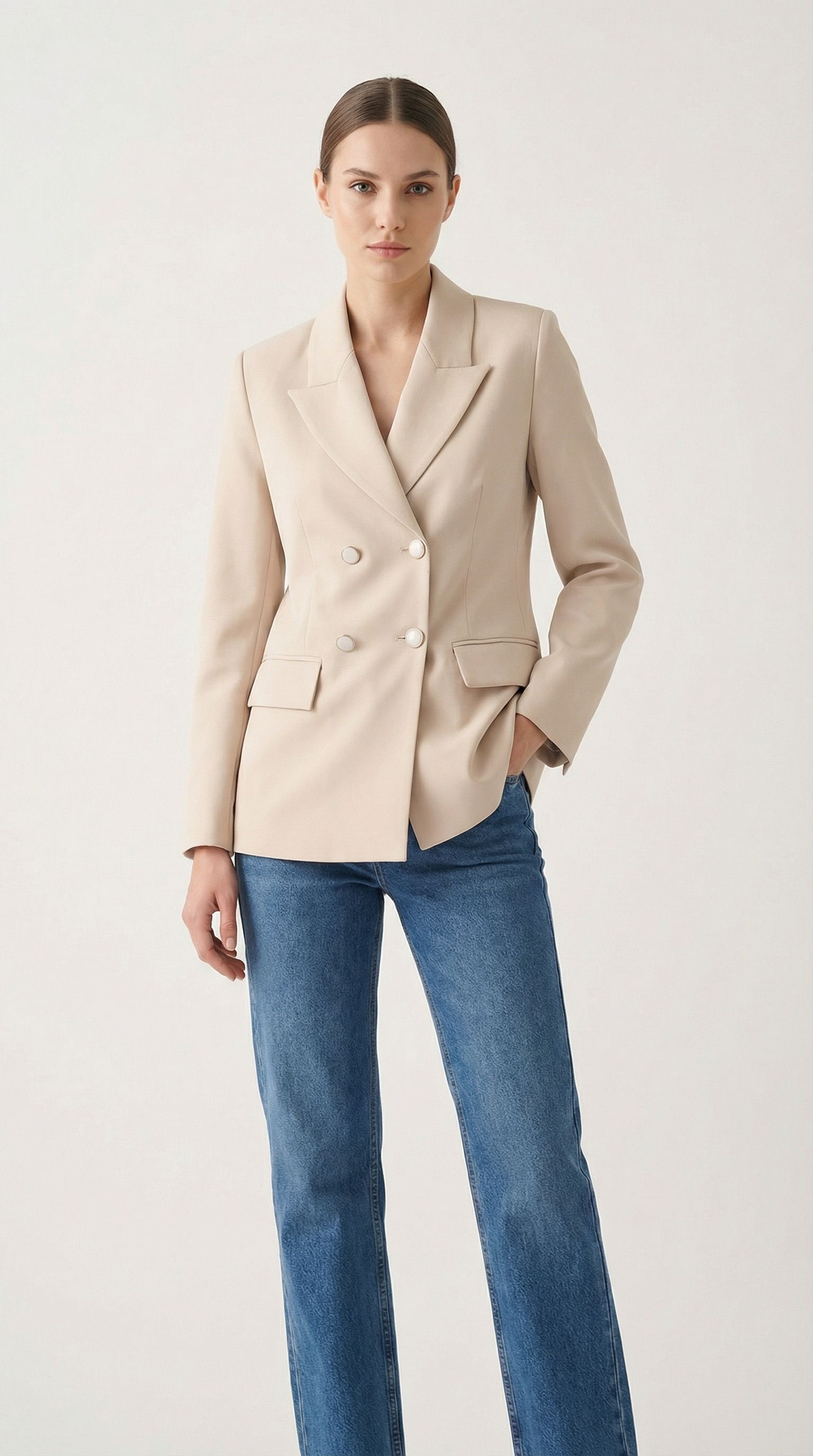 Елегантно бежово сако с копчета